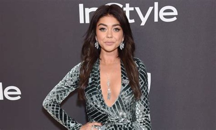 Know About Sarah Hyland; Age, Net Worth, Height, Engagement, Illness